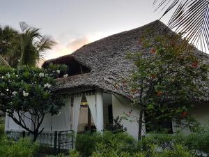 MambruiThe Foxy Nests of Karibuni - Villa 184 & 145的树屋
