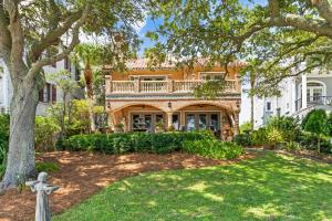 ein großes Haus mit einer Terrasse auf dem Vorgarten in der Unterkunft Village Villa - 102 Strachan Lane in King City