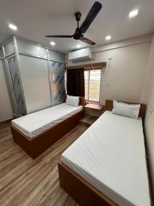 Un pat sau paturi într-o cameră la Jagannath Residency And Prasadam