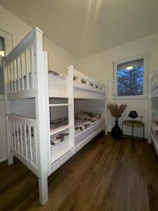 un lit superposé blanc dans une chambre avec parquet dans l'établissement Country House Lištani-renta quad, à Livno 33 autres photos