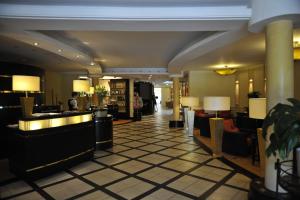 a lobby of a hotel with couches and lamps at Hotel Meerlust in Zingst