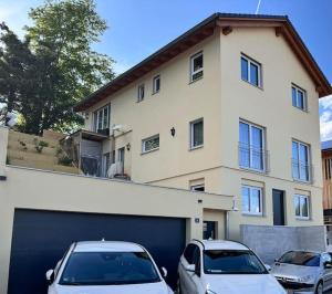 Budova, kde se apartmán nachází + 2 fotografie