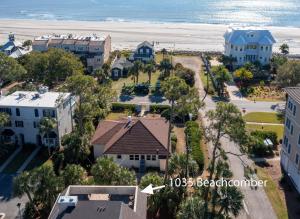 eine Luftblick auf eine Stadt mit Strand in der Unterkunft Beachcomber, Unit 302 in Demere Park