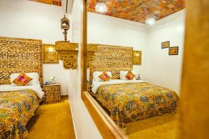 Postel nebo postele na pokoji v ubytování Garh Meera - A Sensational Boutique Hotel
