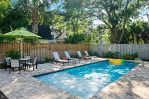 Bazén v ubytování Beach Birdie - 4221 Fourth Street nebo v jeho okolí