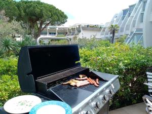 Gril dostupný pro hosty v apartmánu