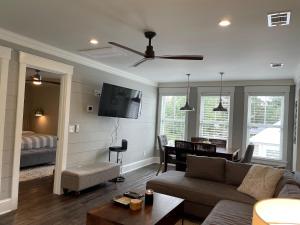 TV a/nebo společenská místnost v ubytování 605 Bartow Guest House