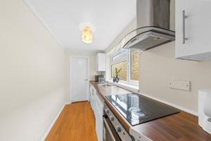 Η κουζίνα ή μικρή κουζίνα στο Stylish Home Next to Gillingham Train Station