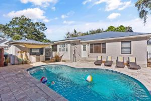 ein Swimmingpool vor einem Haus in der Unterkunft Everlasting Moon - 1204 George Lotson Avenue in Demere Park