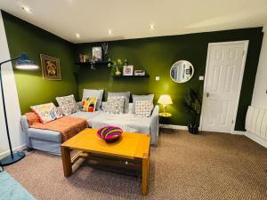 En eller flere senge i et værelse på 11 Impressive and Spacious Studio Sleeps 4