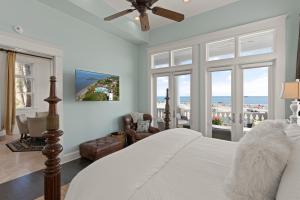 een slaapkamer met een bed en uitzicht op de oceaan bij Sea-Esta - 1136 Postell in East End