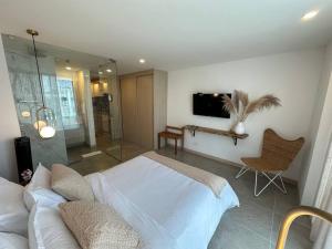 アルメニアにあるBelmonte 209-Lindo apartamento en Av centenario con pisicna gymのベッドとガラスのシャワーを備えた寝室