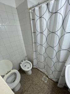 Et badeværelse på Departamento amoblado, en centro + 5 billeder