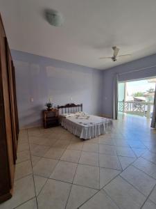 a bedroom with a bed in the middle of a room at Casa para 19 pessoas a 30 min Beto Carrero in Piçarras +35 photos
