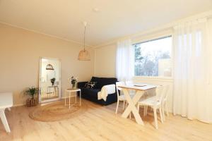 KauhajokiにあるHuoneisto kaupungissa Kauhajokiのテーブルとソファのあるリビングルーム