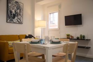 a living room with a table with chairs and a tv at Dream Apartment Céntrico in Tarragona