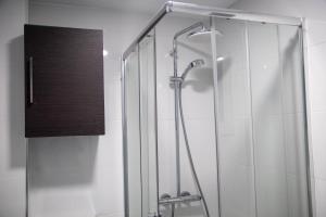 a shower with a glass door in a bathroom at Dream Apartment Céntrico in Tarragona +48 photos