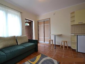 a living room with a couch and a kitchen at Willa Patio in Stegna