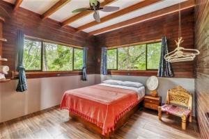 Ένα ή περισσότερα κρεβάτια σε δωμάτιο στο Private Home in Montezuma with Ocean View