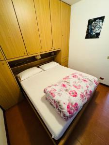 a small bedroom with a bed with a floral blanket at Casa del cuore in Rocca di Cambio +19 photos