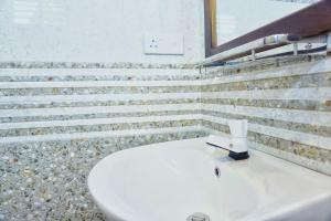 un bagno con un water bianco e un lavandino di Sigiri Sky Home & TreeHouse a Sigiriya