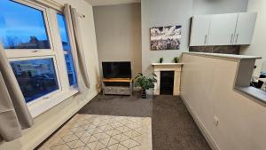 Kuchyň nebo kuchyňský kout v ubytování 2 bedroom flat in Gloucester