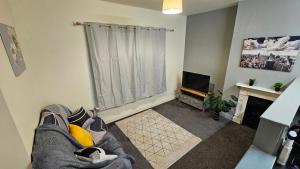 TV a/nebo společenská místnost v ubytování 2 bedroom flat in Gloucester