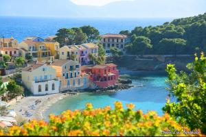 grupa domów na plaży tuż przy wodzie w obiekcie Assos Caldera w mieście Kefalonia