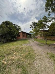 a dirt road in front of a building at Casa na beira do rio com Lareira in Itati