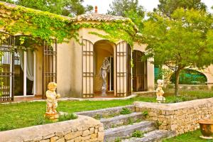 a garden with statues in front of a building at Villa Dolce Vita in Mondragon
