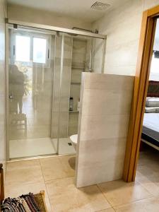 un baño con ducha y WC en La casa del viajero junto al mar, en Barrio-Mar