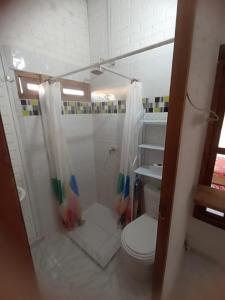 une salle de bain avec une douche avec des toilettes et un lavabo dans l'établissement Hostal playa descalzo, à La Boquilla