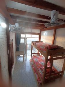 une chambre avec deux lits superposés et une table dans l'établissement Hostal playa descalzo, à La Boquilla