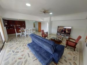 a living room with a blue couch and a table at Apartamento en el Centro de Roldanillo 5 habitaciones 9 camas 4 baños in Roldanillo