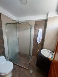 a bathroom with a shower and a toilet and a sink at Apartamento en el Centro de Roldanillo 5 habitaciones 9 camas 4 baños in Roldanillo +12 photos