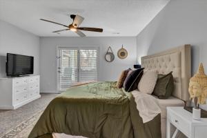 TV a/nebo společenská místnost v ubytování Bluebird Cottage