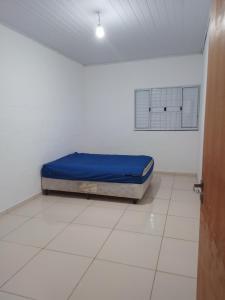 a room with a bed in the corner of a room at Chácara das Colinas in Atibaia