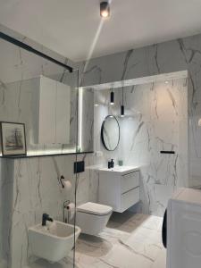 ヴロツワフにあるMotylkowa 125 m2 Apartament 5 pokoiのバスルーム(洗面台、トイレ、鏡付)