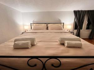 Ένα ή περισσότερα κρεβάτια σε δωμάτιο στο Cozy Loft