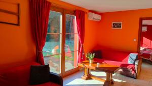 Posezení v ubytování Chalet au bord du lac de Longemer