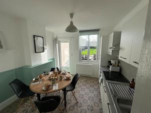 a kitchen with a table and chairs in a room at Le Soixante Dix Sept in Arras