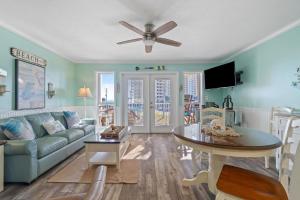 una sala de estar con un sofá y una mesa en Grand Caribbean West 215, en Perdido Key