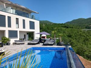 widok na dom z basenem w obiekcie Villa White Pearl Diamond, Opatija mit Meerblick & Pool w mieście Opatija