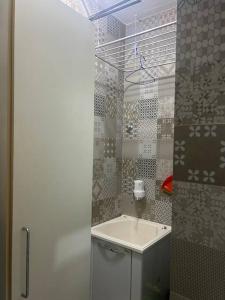 a bathroom with a sink and a shower at Condominio Baleares,Marina Porto Itacuruca in Mangaratiba
