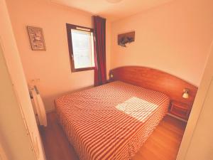 ラ・モンジーにあるRésidence Pic Du Midi - Apt n°47 CLASSÉ 2 ETOILES - 1er étage - Bâtiment Campan2 MAE-8734の窓のある部屋にベッドがある寝室