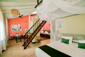 Rúm í herbergi á Boho Jungle Studios