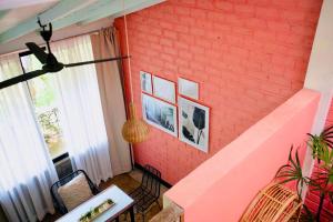 TV a/nebo společenská místnost v ubytování Boho Jungle Studios