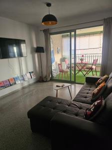 バレンシアにあるApartamento Patacona, Alborayaのソファとテーブルのあるリビングルーム