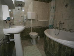 Kúpeľňa v ubytovaní Apartments Vrata Baranje