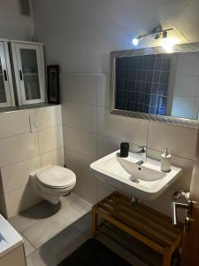 科隆Köln Wohnung 4 min nähe von Hbf und Dom mit Garten ,Balkon & office的带马桶和水槽的白色浴室 更多10张照片